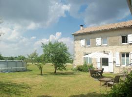 Charente Chambres d'Hôtes - B&B, hotel with parking in Bernac