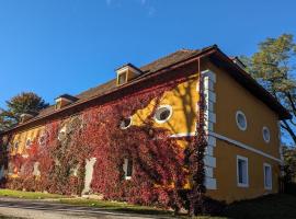 Ferienwohnung Ottmanach Josefhof, hotell med parkering i Pischeldorf