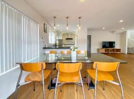Browns Bay Spacious Retreat- near Beach & Shopping