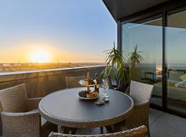 Zi apartments - with Balcony, Bayview, Sauna and Pool, family hotel in Melbourne