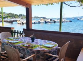 Maison de pêcheur à Giens les pieds dans l'eau !, ξενοδοχείο σε Ιέρ