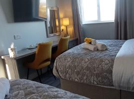 Tiernan's luxury triple room Ensuite: Charlestown şehrinde bir otel