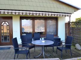 Ferienhaus Serrahn mit Kamin und Terrasse โรงแรมที่มีที่จอดรถในSerrahn