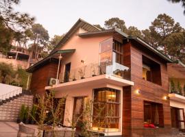 Ambaram 4BR Private Villa with a Large Lawn, a Jumbo Jacuzzi and an Elegant look, hôtel à Kasauli