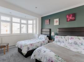 Room in Guest room - Apple House Wembley - Family room with shared bathroom, hôtel à Edgware