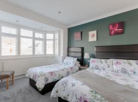 Apple House Wembley - Family room with shared bathroom, hotel Edgware-ben