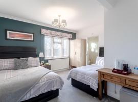 Family room with private bathroom, hotel Edgware-ben
