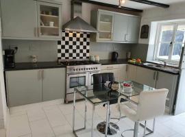 Contractors House Saltash, Discounted for business, hotel in Saltash