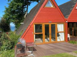 FRONT LINE Chalet with OPEN Sea Views & Swimming Pool in Kingsdown No14, hotell i Kingsdown