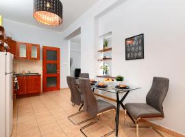 Luxury Central Apartment R161