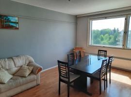 50m2 Apartment FREE Parking + Laundry 20min Center, hotel a Espoo