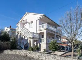 2 Bedroom Cozy Apartment In Vantacici