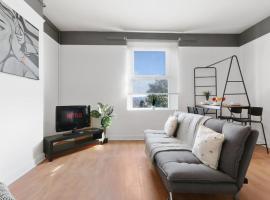 Convenient 2-Bed Flat, Great for Workers & Small Groups - FREE Parking & Netflix, апартамент в Шефилд