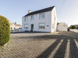 Halcyon, hotel with parking in Moelfre