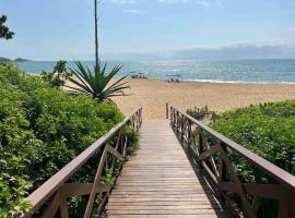 Casa pé na areia em praia paradisíaca com piscina frente mar, pet-friendly hotel in Balneário Camboriú