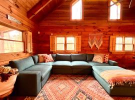 Beautiful Cabin on 83 Acres near New River Gorge National Park、Hicoの駐車場付きホテル