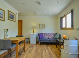 Cosy Cabin Perfect To Explore, hotel with parking in Garnant