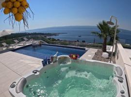 Brīvdienu māja Boutique Villa Fay Croatia, heated Pool, Jacuzzi, Seaview close to Split and Omis pilsētā Dugi Rata