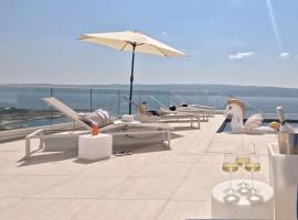 New! Luxury Boutique Villa Fay, heated Pool, Jacuzzi, Seaview near Split and Omis، بيت عطلات في دوغي رات