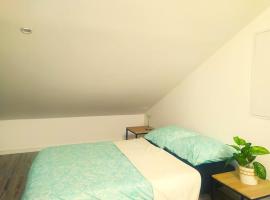 Suite Mansardée indépendante, 25min Lyon-Villefranche, lággjaldahótel í Chazay-dʼAzergues