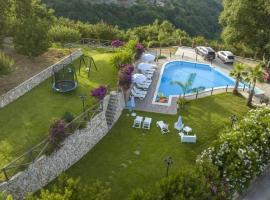 Arcaloro Resort Rooms Luna: SantʼAngelo di Brolo'da bir tatil evi