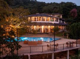 Indra Manel Family Holiday Resort Kandy, хотел в Канди
