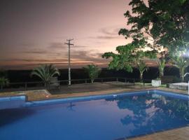 Recanto das Seriemas, hotel s bazenima u gradu 'Patrimônio São Sebastião'