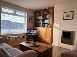 Beautiful 2 bedroom apartment with estuary views, hotell med parkering i Deganwy