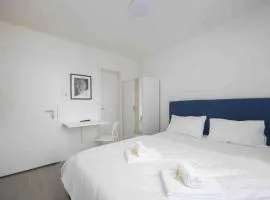 Urban Oasis with Queen Bed and View BE-32