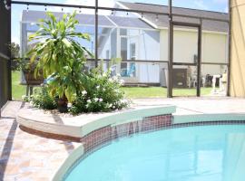 NEW Sunny Escape! Enjoy TV by your Private Pool Mins from Disney, holiday home in Davenport