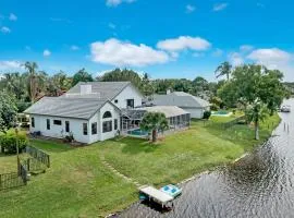 Stylish Lake Luxe Equine, on waterfront w screened-in pool - Lake Views! Hosted By Relaxtay