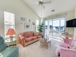 Sunset Beach Condo with Balcony, 5 Mi to the Ocean!, pet-friendly hotel in Sunset Beach