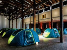 Indoor Camping Helsinki – hotel w Helsinkach