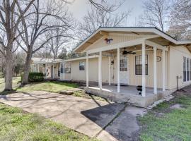 Charming Austin Home on 2 Acres 11 Mi to Dtwn!、Bee Caveのホテル