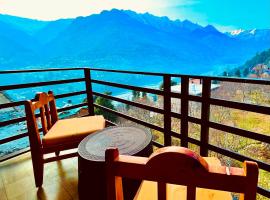 Kartik Cottage, Manali - A Blissful View From Entire Cottage, hotel di Manāli