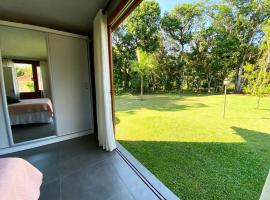 Casa em condomínio Rural - agradável e tranquilo、Araquariのホテル