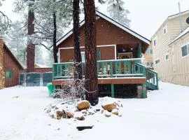 Beary Cozy Lodge - Close to the lake, village and more! Modern aesthetics meet mountain charm!