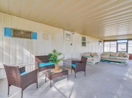 Charming Hernando Retreat with Screened Patio!, feriebolig i Hernando