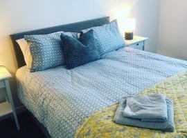 Bay View Bungalow Benllech, 5 Min Walk from Beach, alojamiento con cocina en Benllech