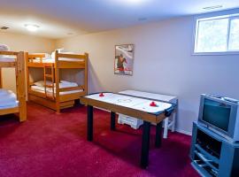 Polar Peak Chalet by Fernie Lodging Company, chal&eacute; alpino em Fernie