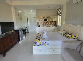 INATO SUITES Rm 1 1 queen bed and a pullout sofa bed, hotel econômico 