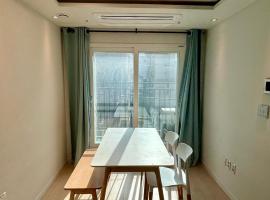 Clean 2 SuperSingle Beds House, hotel barato en Seúl