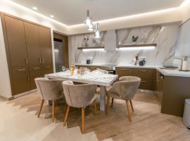 Designer Stay 100sqm, Wood & Marble , 5min to Sea, hotel v destinaci Platánion