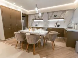 Designer Stay 100sqm, Wood & Marble , 5min to Sea