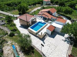 Holiday house with a swimming pool Kotlenice, Zagora - 22219, Hotel in Dugopolje
