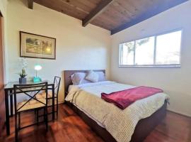 Cozy 2Br 1Bath Home w/ Parking near El Cerrito and University of Berkeley – hotel z parkingiem w mieście Richmond