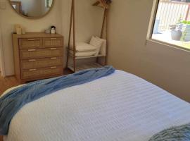 G&R Beach Cottage, hotel with parking in Warnbro