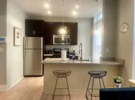 Urban Retreat: 2BR in DWTN HBG