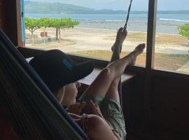 Nias Shady Palm surfcamp، فندق في Lagudri