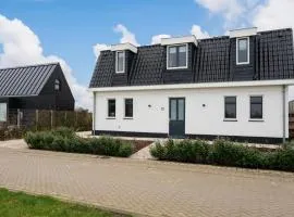 8 persons waterfront Villa